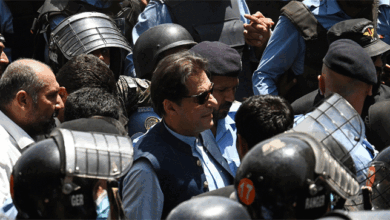 عمران خان في لاهور بمقر إقامته بعد الإفراج عنه بكفالة